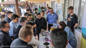 Comparación Sueños Especiales presentando su trabajo