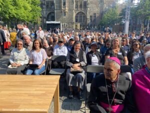 Participando en misa